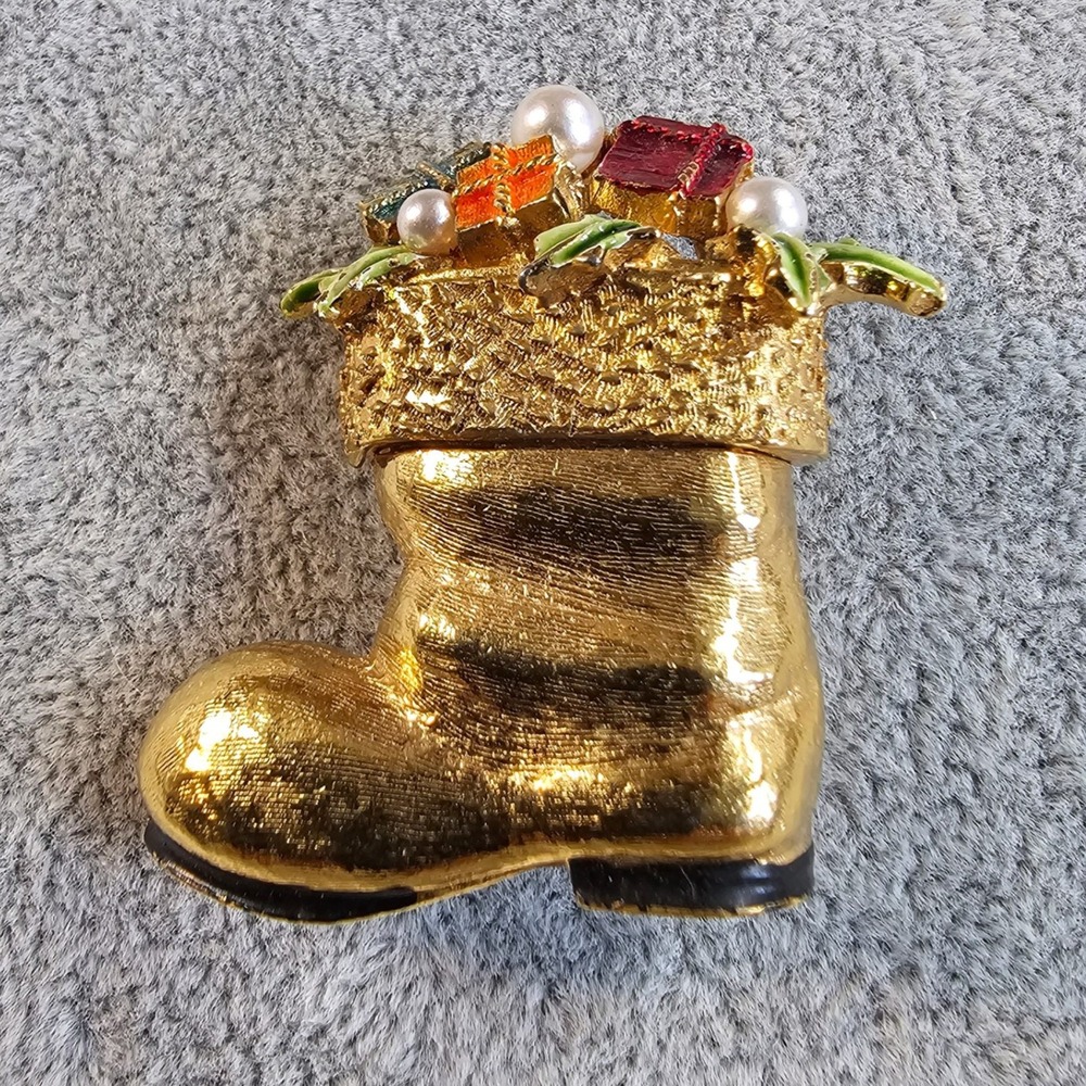 Vintage ART Christmas Stocking Brooch Gold Tone Presents Pearls Holiday‎